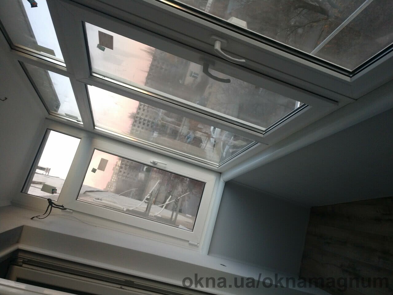 Проведено успішний монтаж балкона з двокамерними мультифункціональними склопакетами