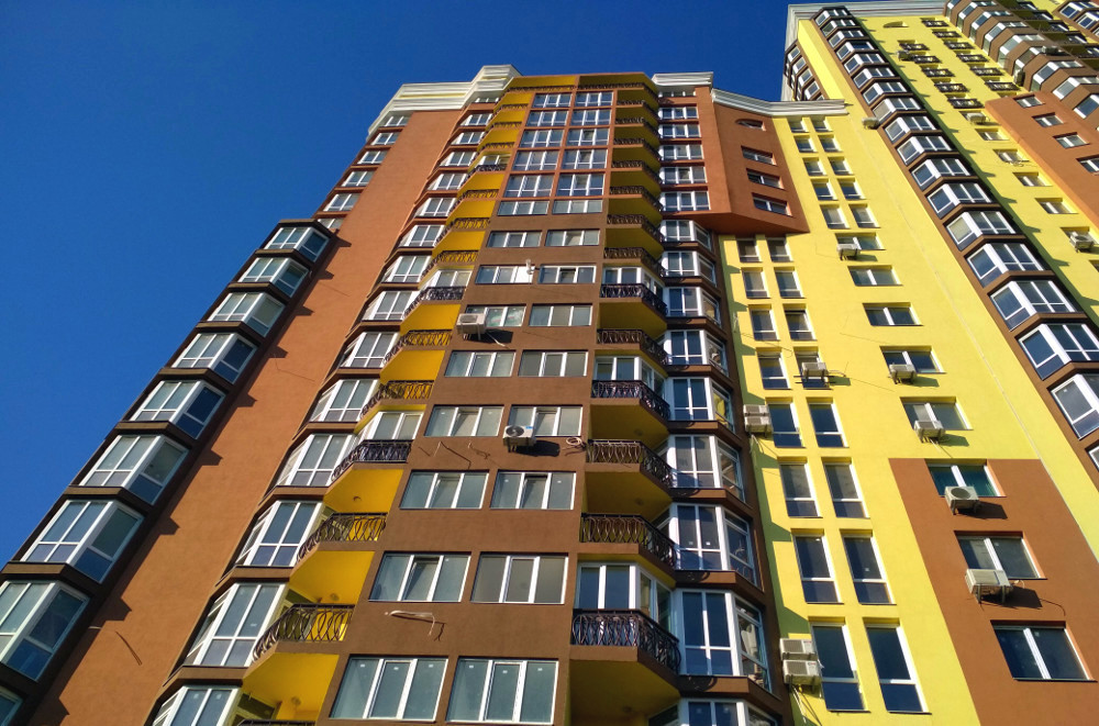С 1 октября разрешено остекление балконов в многоэтажках