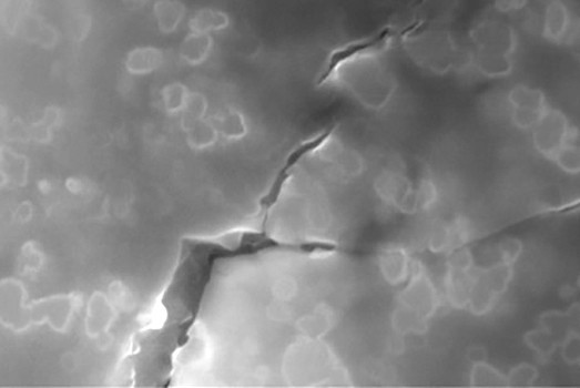 Исследователи UCLA изобрели технологию закалки стекла с помощью наночастиц