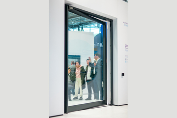 На FENSTERBAU FRONTALE 2026 дебютував дотягувач GEZE Axira для великих та важких дверей