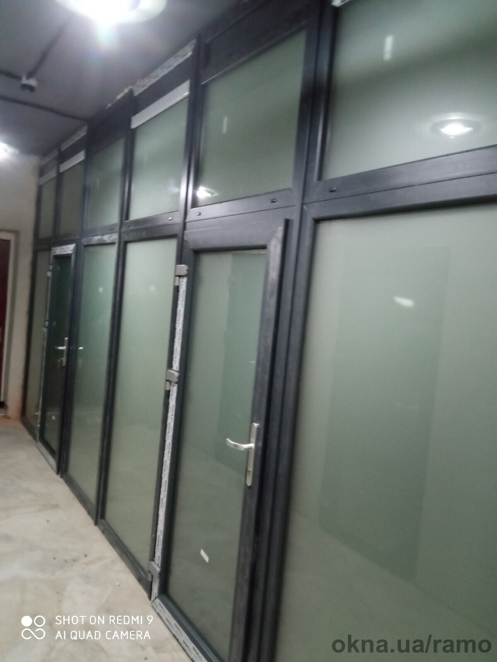 Фасадні металопластикові вікна в кольорі антрацит