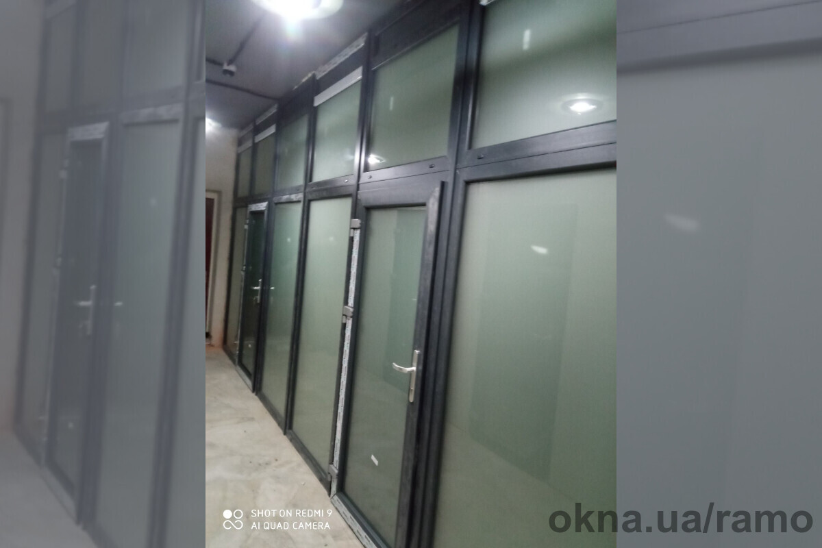 РАМО пропонує фасадні вікна антрацит у ПВХ, дереві та алюмінії