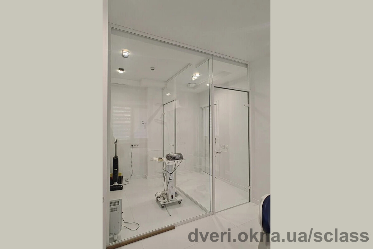 Стеклянная перегородка для кабинета RS Clinic в Одессе
