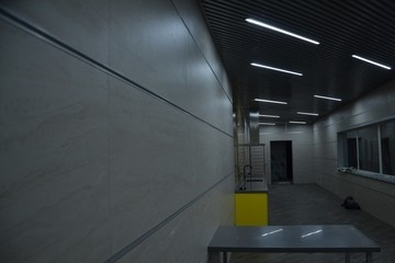 Закончили навеску керамогранита 1200х600 внутри помещения