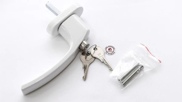 Нова позиція в БК Комфорт: віконна ручка з блокуванням стулки