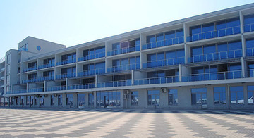 Компания «Паритет» остеклила яхт-клуб «Совиньон»