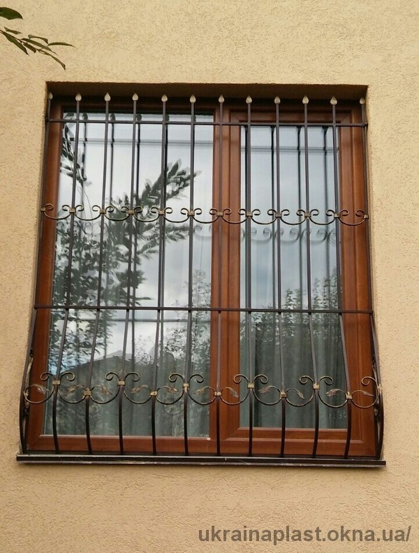 Решетки на окна и тамбурные двери.