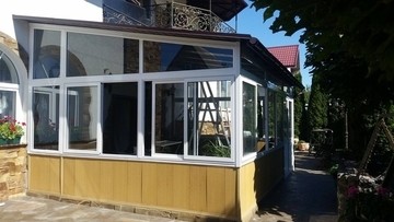 Компания Юкрейн Си Групп выполнила работы по остеклению "холодной" веранды