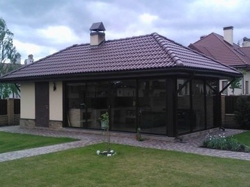 Засклили будиночок для барбекю "холодними" розсувними конструкціями