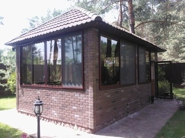 Скління альтанки розсувними алюмінієвими конструкціями