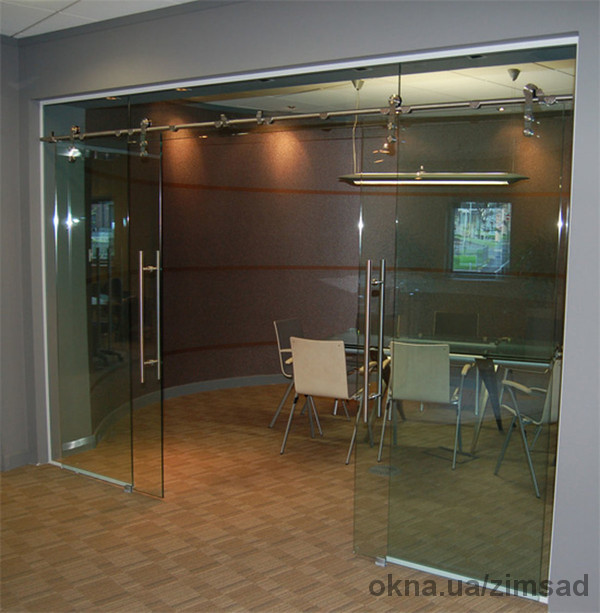 Раздвижные стеклянные перегородки — стильное решение для вашей квартиры.