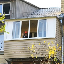 Балкон під ключ в хрущовці з дахом, виносом по підлозі і по підвіконню