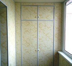 Внутрішнє оздоблення балкона пластиковою безшовної вагонкою