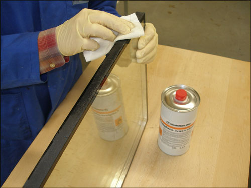 Чистка кромки стеклопакета (Kommerling GD 116 или Kommerling GD 677) с помощью очистителя Kodiglaze Washcleaner