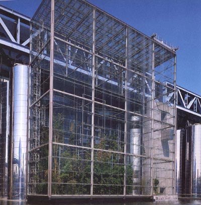 Пример использования крупногабаритного прочного стекла при строительстве современного архитектурного сооружения