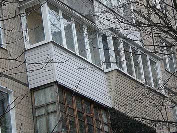 Остекление балконов с полной или частичной обшивкой