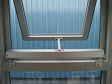 Віконна автоматика та доводчики для фрамуг