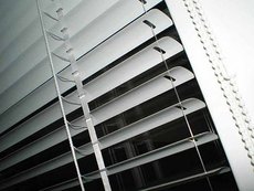 Жалюзи горизонтальные.