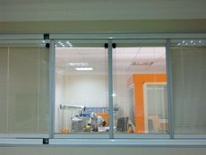 Теплая раздвижная балконная система. Установка и продажа алюминиевых профилей и аксессуаров.