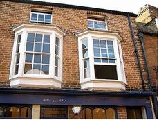 Английские вертикально-сдвижные окна из дерева.