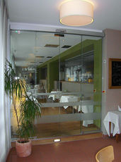 Цельностеклянные раздвижные двери.