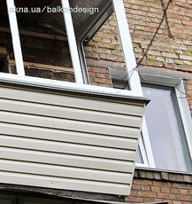 Обшивка балкона сайдингом