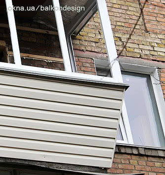 Обшивка балкона сайдингом