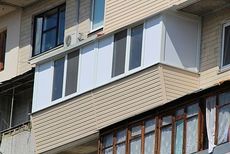 Отделка балкона сайдингом в чешке