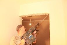 Резка дверного проёма на Позняках