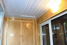 Обшивка балкона бесшовной пластиковой вагонкой