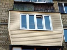 Обшивка балкона сайдингом на Позняках