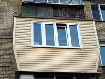 Обшивка балкона сайдингом на Позняках