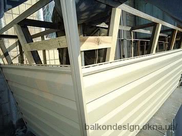 Обшивка балкона сайдингом на Воскресенке