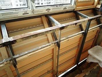 Остекление балкона с выносом подоконника Остекление балкона с выносом подоконника