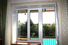 Пластиковые откосы из сэндвич-панелей на балконный блок