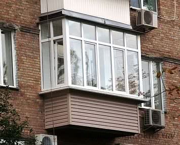 Отделка балкона сайдингом в сталинке