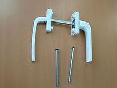 Оконный гарнитур алюмин. 65 мм. с узкой ручкой