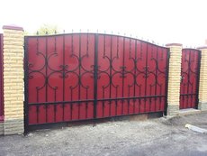 Изготовление въездных распашных ворот с коваными элементами с ручным управлением или с автоматическим приводом