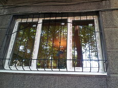 Изготовление и монтаж защитных решеток на окна и двери.