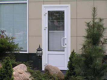 Металлопластиковая входная дверь с алюминиевым порогом