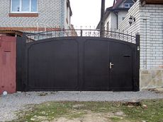 Распашные ворота из гладкого листа