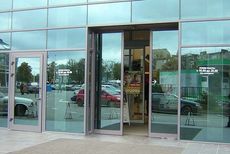 Двери входные автоматические раздвижные.