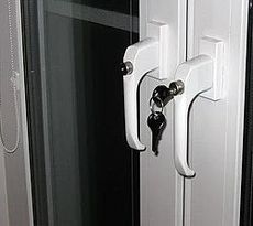 Ручка оконная с ключиком и кнопкой