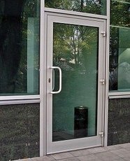 Входная алюминиевая дверь 