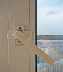 Замена старых оконных ручек на новые 25 грн