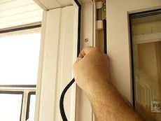 Замена уплотнительной резины в окнах и дверях