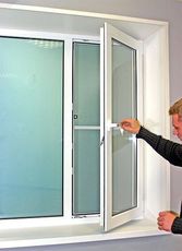 стандартное окно в кухню в профиле REHAU размер 1400*1300