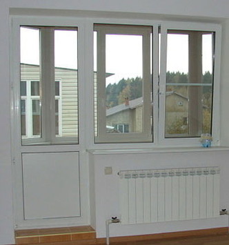 Выход на балкон-балконный блок, профиль WDS, немецкая фурнитура Roto.Размер двери 2100*700, глух.окна 1580*1150.