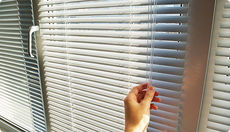 Жалюзи горизонтальные белые алюминиевые от компании Good Master