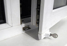 Детский замок на пластиковые окна, блокиратор открывания